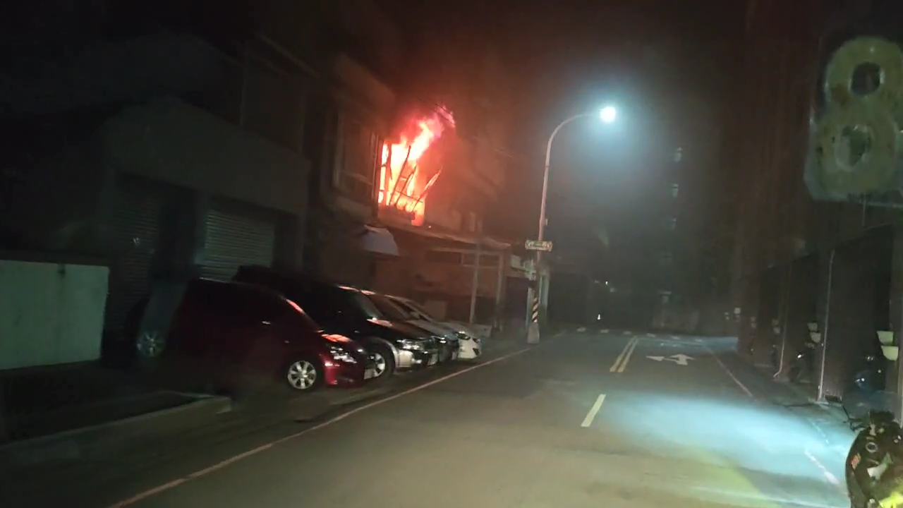 苗栗市深夜住宅火警　消防人員迅速搶救成功救出3名住戶
