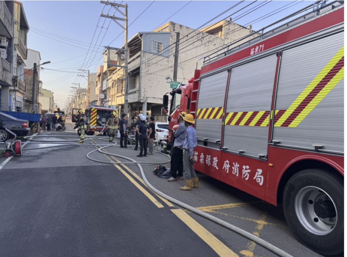 苗栗市復興路住宅火警造成父子燒燙傷 消防人員迅速搶救並救出受困犬隻
