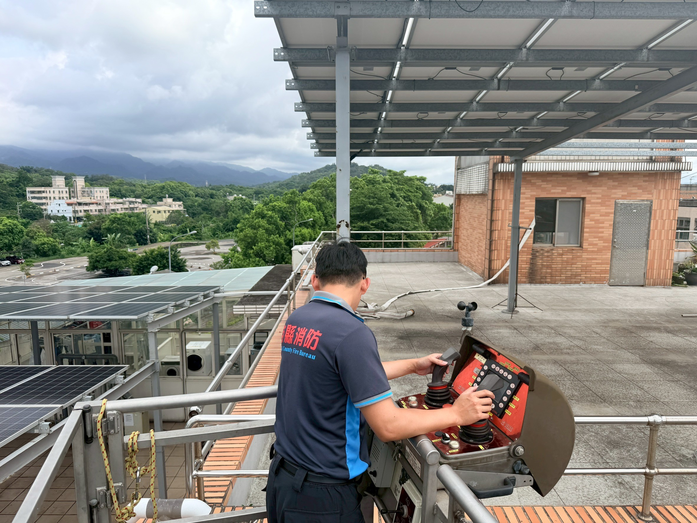頭屋分隊辦理雲梯車救援訓練 強化高層建築救援應變能力