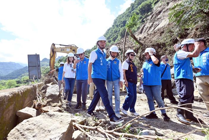 縣府1-縣長鍾東錦會勘苗62線坍塌路段DSC_6007
