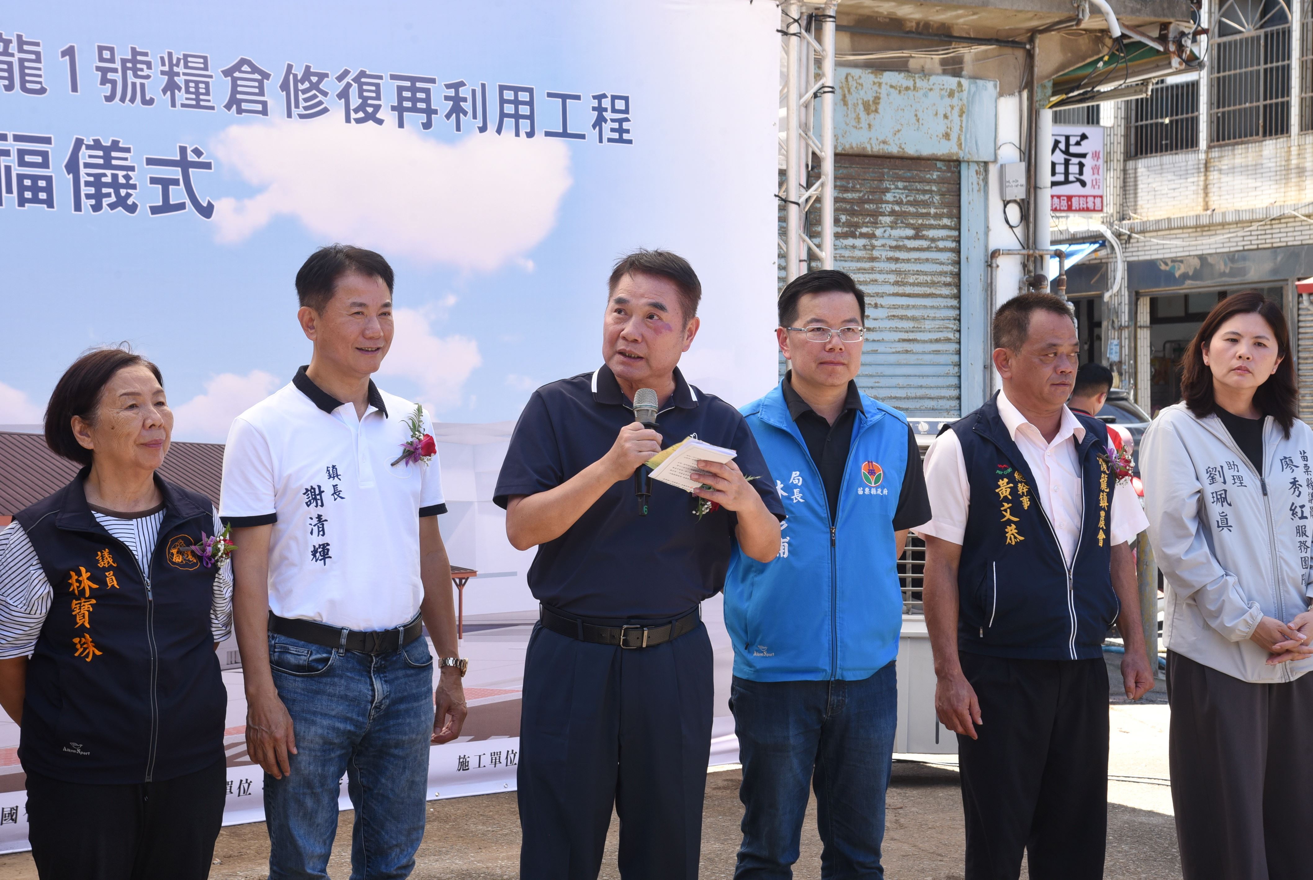 09縣府-縣長看著穀倉感謝各單位協助修復歷史建築DSC_9603.JPG