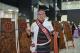 縣府20-苗栗縣泰安鄉 115 年度泰雅文化祭儀系列活動記者會，鄉長展示織帶與酒杯.JPG