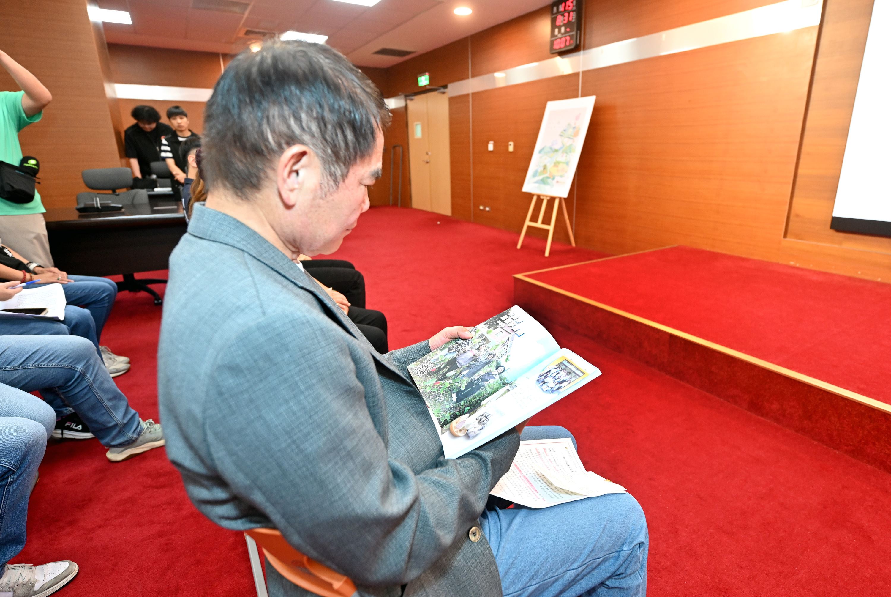 縣府2-縣長翻閱專刊詳讀青農返鄉心路歷程DSC_41881