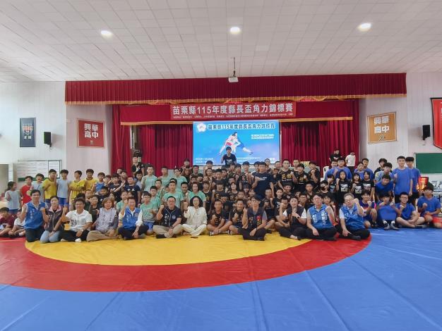 1縣府-邱副縣長與選手合影.JPG