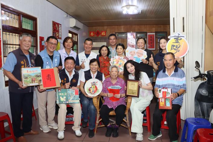 1縣府-縣長夫人與百歲人瑞及家屬議員市長合影1.JPG