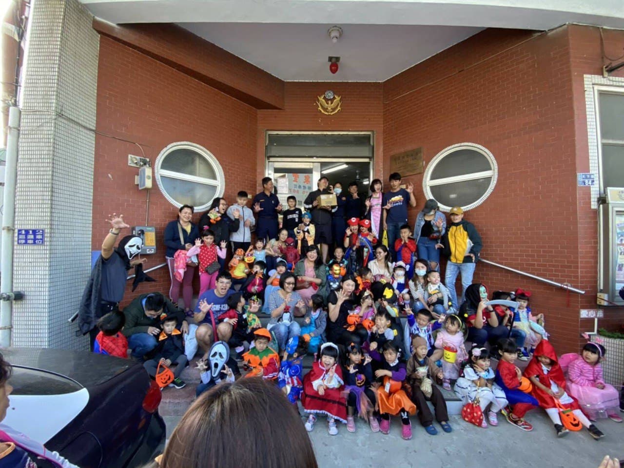Trick or treat! Yuanli Police Station visited by kindergarten kids on Halloween