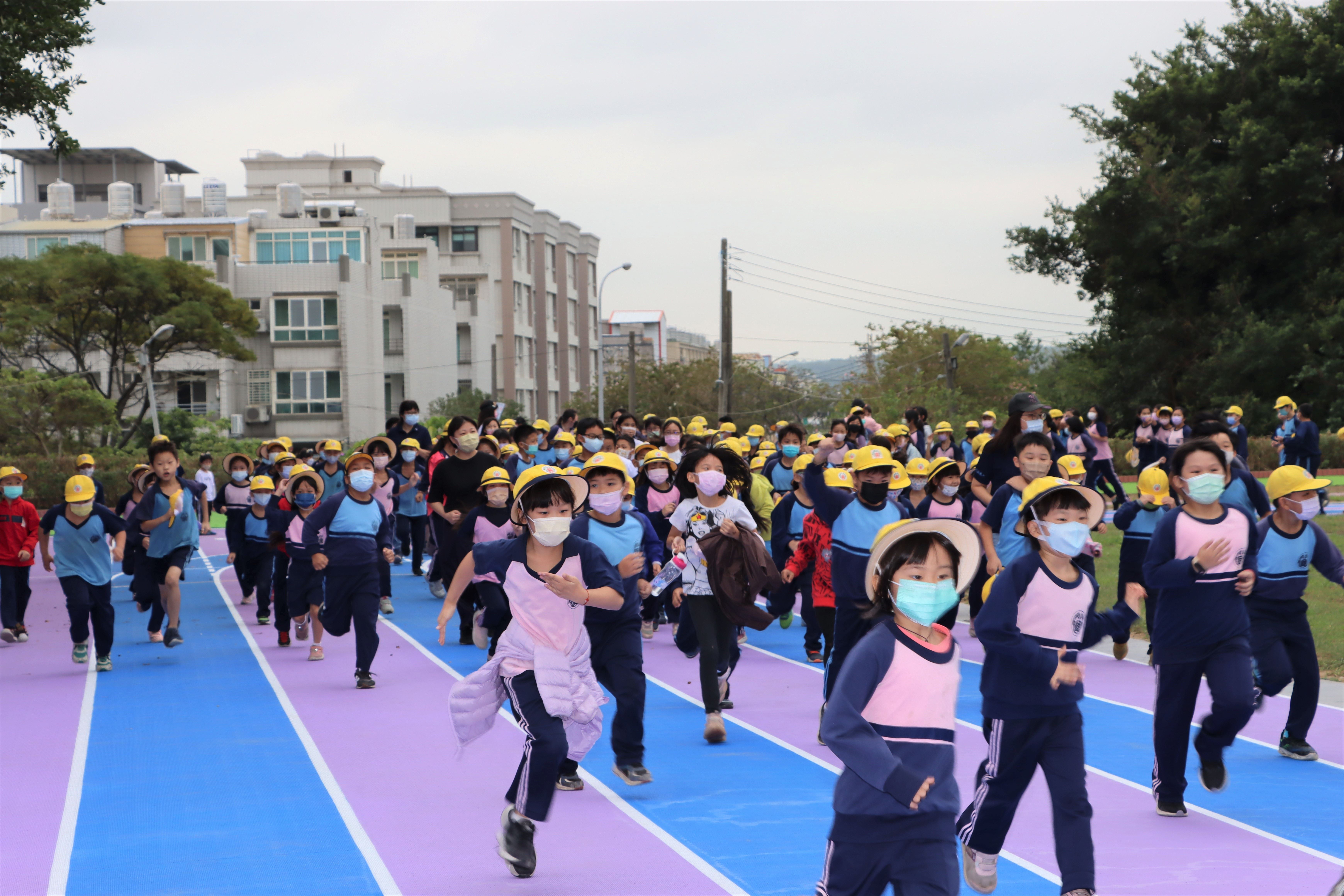 @8竹興國小學童在新跑道上快樂奔跑
