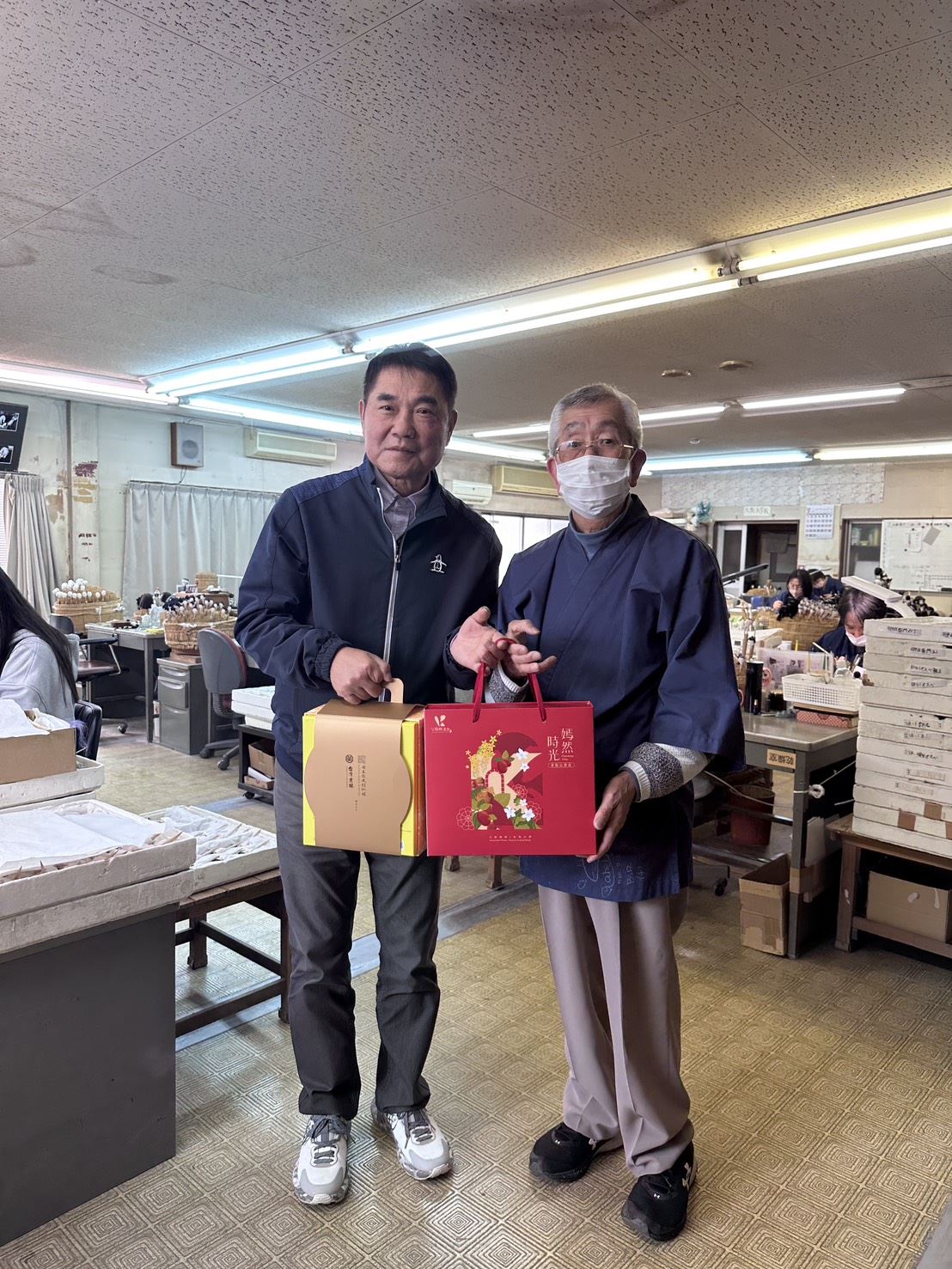 鍾東錦縣長致贈苗栗特色伴手禮