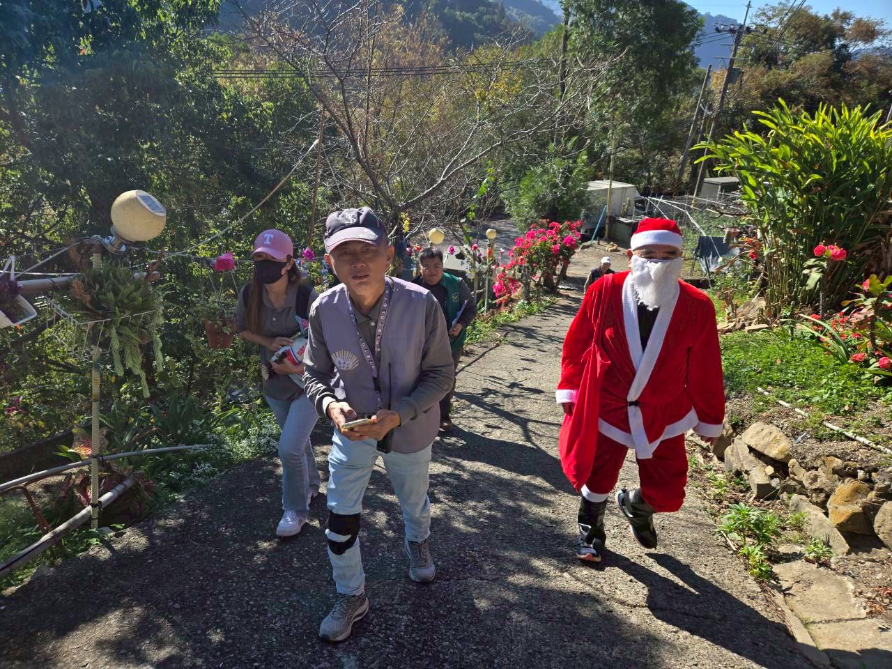 社團法人瘋濟宮慈善會關懷苗栗縣偏鄉 12月15日及16兩日走訪泰安鄉前後山發放輔具