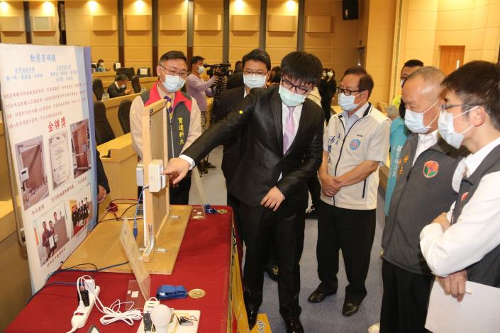 媒-1 (縣長參觀得獎者作品-動態密碼鎖).JPG