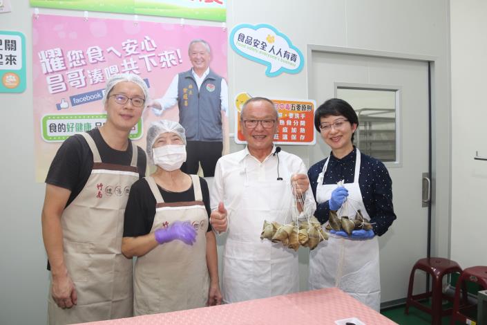 媒-1徐縣長與張局長於端午前夕做食品健康教育宣導.JPG