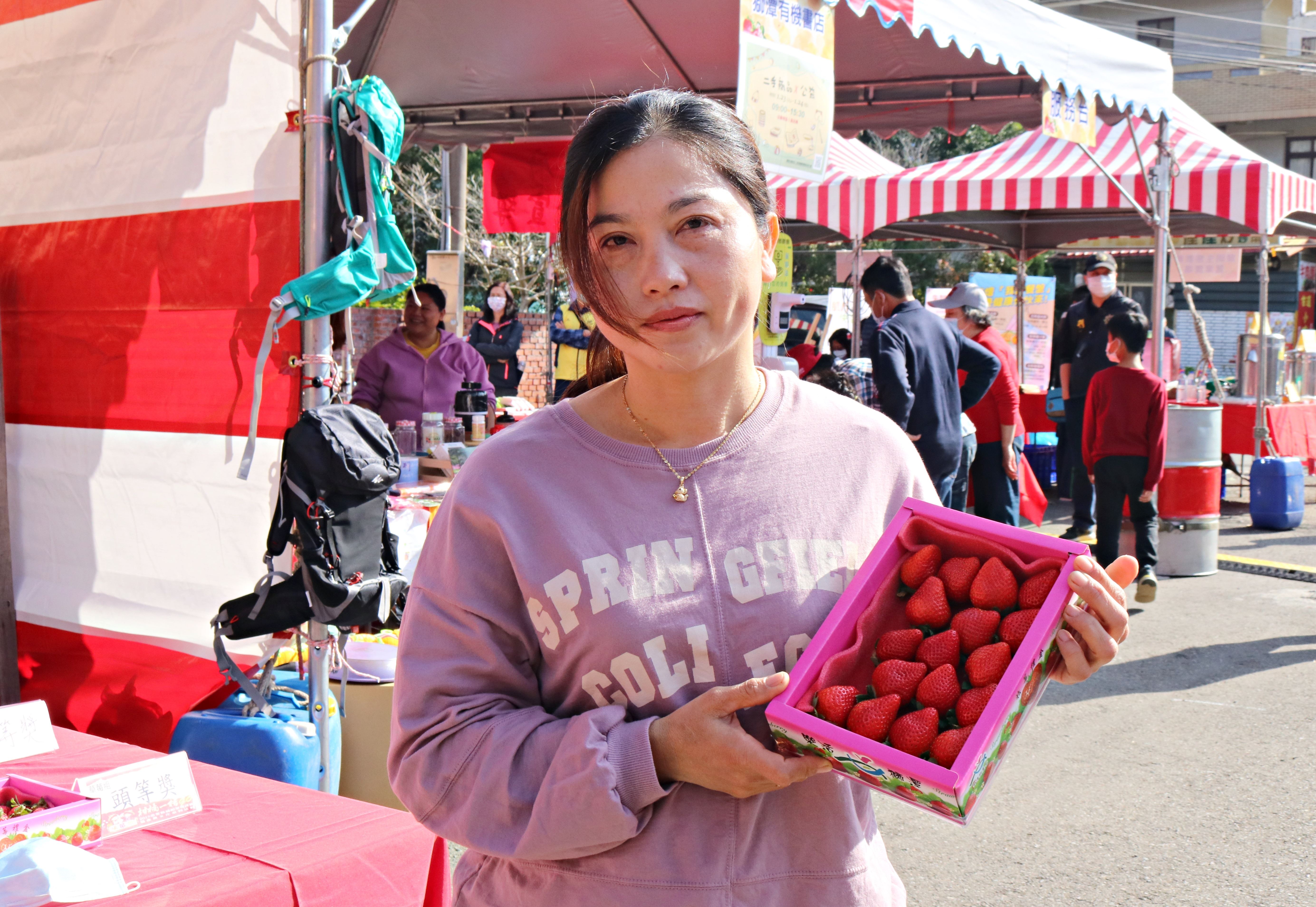越南籍新住民廖麗娟拿下草莓評鑑特等獎IMG_3391.JPG