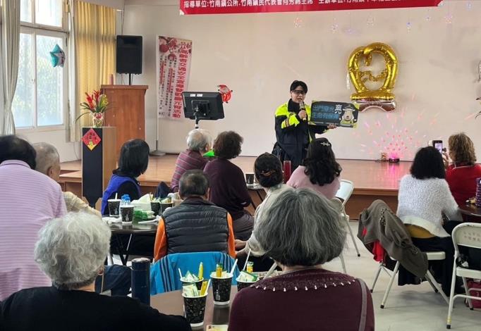 114-竹南警交安宣導不間斷 守護高齡長者平安行