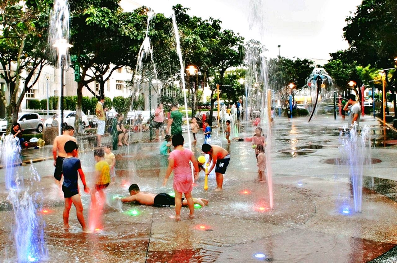 苗栗市民廣場8月5日至9月4日啟動噴水池噴水設備，歡迎戲水消暑氣