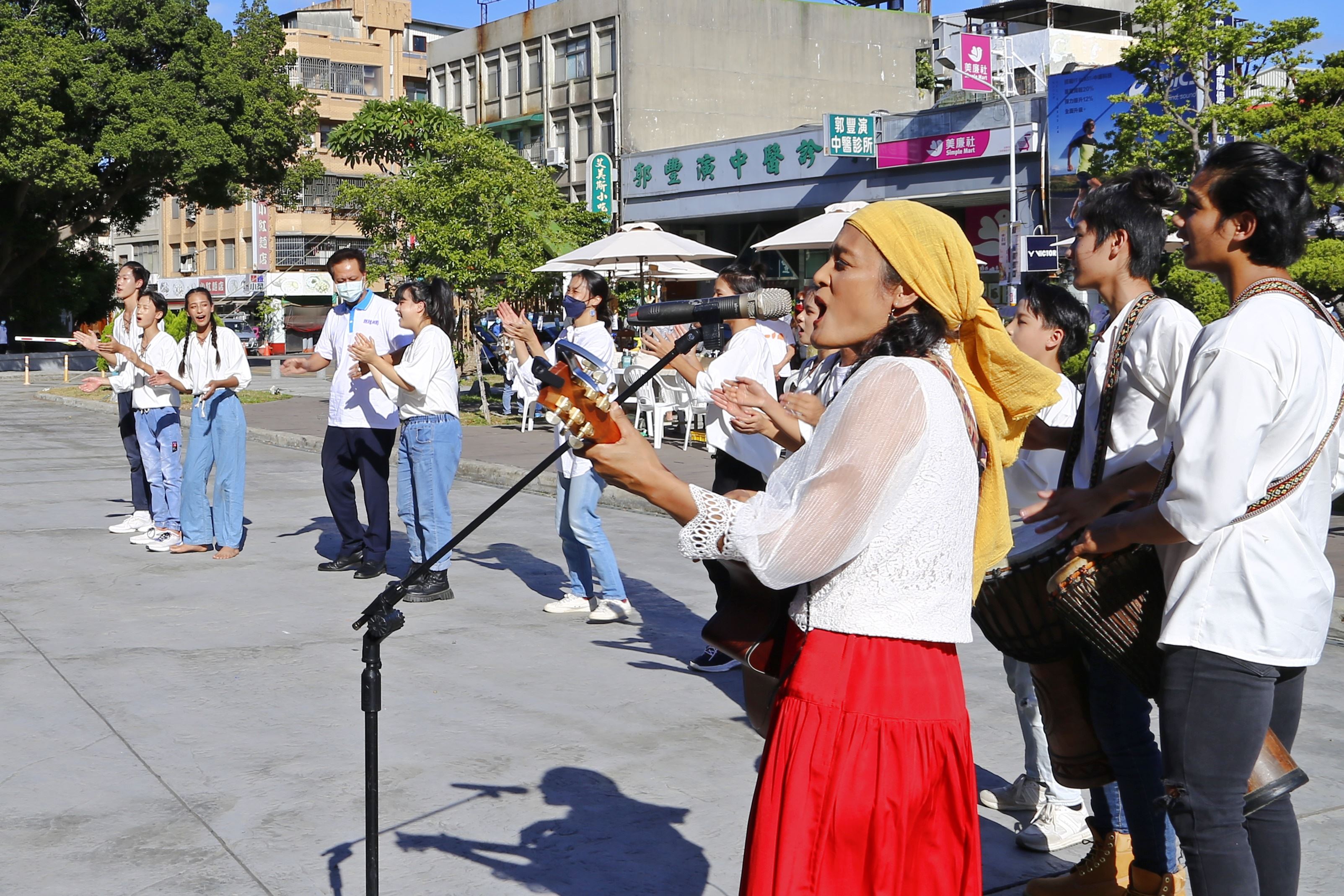 _MG_0042 邱市長獲邀與劇團成員一同互動.JPG