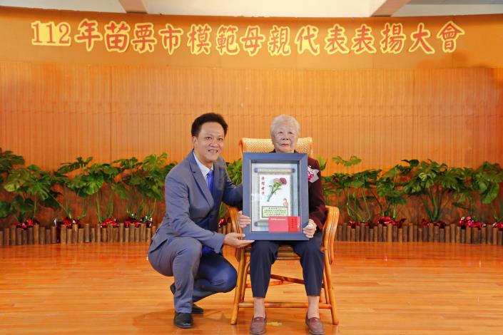 _MG_5581 邱市長致贈獎牌予今日最高齡97歲的嘉盛里模範母親-黃胡四妹女士.JPG