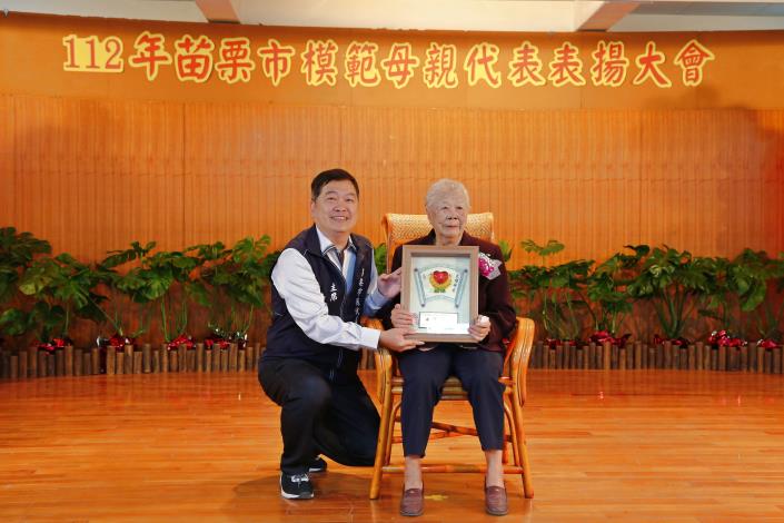 _MG_5584 陳主席致贈獎牌予今日最高齡97歲的嘉盛里模範母親-黃胡四妹女士.JPG
