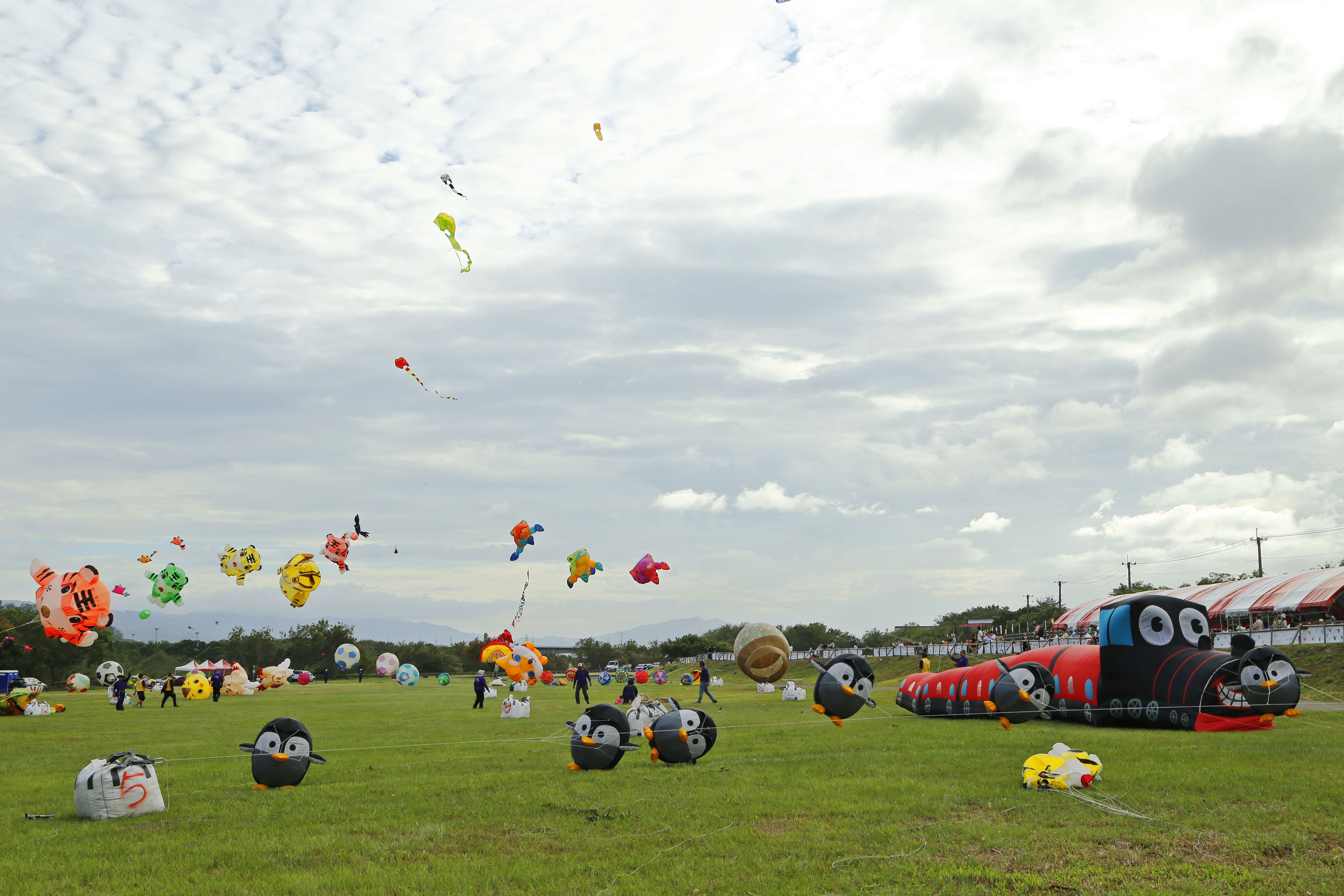 2025苗栗風箏文化暨客家美食節盛大開幕，TEAM TAIWAN領飛旗海飄揚，紅粄飛揚客家風情點亮藍天