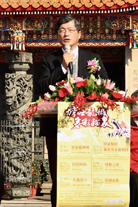 客委會副主委楊長鎮說明，火旁龍過年期間帶來非常歡樂的氣氛。（許享富／大紀元）