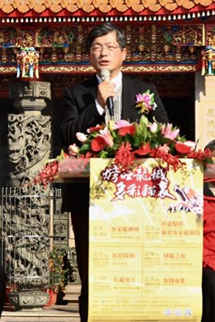 客委會副主委楊長鎮說明，火旁龍過年期間帶來非常歡樂的氣氛。（許享富／大紀元）