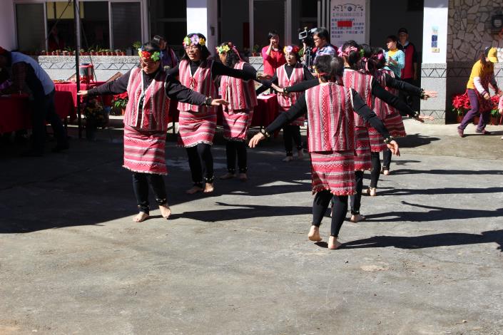 4百壽部落文化健康站揭牌儀式-婦女會表演原住民舞蹈jpg