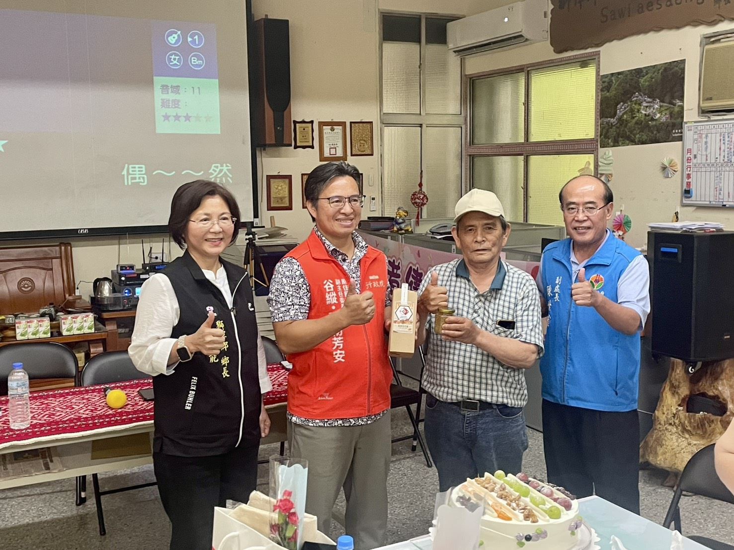 原民會副主委谷縱‧喀勒芳安蒞臨本鄉，關懷百壽文健站與歡慶母親節。