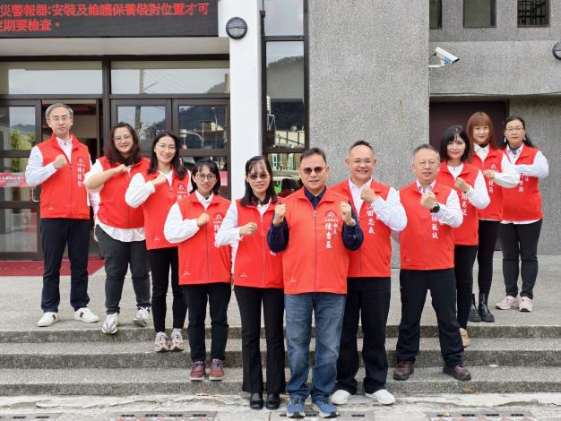 鄉長、村長及各課室主管預祝各位鄉親新年快樂
