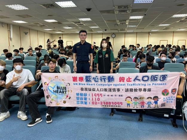 Các sinh viên nước ngoài đang tham gia Chiến dịch Blue Heart của Liên Hợp Quốc để cùng chung tay chống lại nạn buôn người.