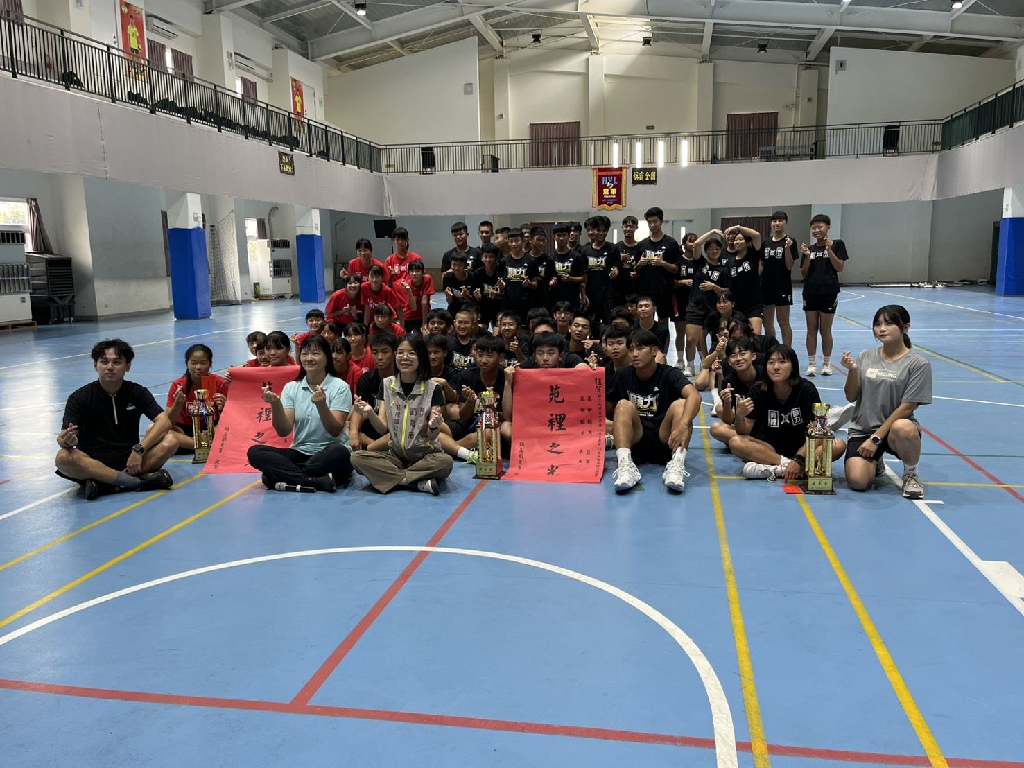 苑裡國小及縣立苑裡高中勇奪全國永信盃排球賽佳績  苑裡鎮長親頒獎金表揚